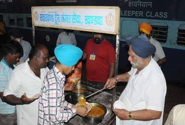 Free Food In Train: যাত্ৰীয়ে বিনামূলীয়া খাদ্য পোৱা এখন ৰে’ল, এই ছুপাৰফাষ্ট ৰে’লখন কোনটো পথত চলে জানেনে ? 