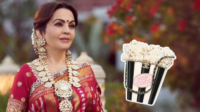 Nita Ambani: নীতা আম্বানীৰ পপকৰ্ণ বেগৰ দাম জানি আচৰিত হ’ব আপুনিও ভাৰতীয় কোটিপতি মুকেশ আম্বানীৰ পত্নী নীতা আম্বানী ফেশ্বন চেন্সৰ বাবে সদায় বাতৰিৰ শিৰোনামত থাকে। শেহতীয়াকৈ আম্বানী সাম্ৰাজ্যৰ সম্ৰাজ্ঞীগৰাকীয়ে কন্যা ঈশা আম্বানীৰ কোম্পানীৰ এক অনুষ্ঠানত উপস্থিত হৈ পুনৰ শিৰোনাম দখল কৰিছে। এক প্ৰতিবেদন অনুসৰি তিৰা বিউটি অনুষ্ঠানত নীতা আম্বানীৰ হাতত থকা পপকৰ্ণ বেগটোৱে সকলোৰে দৃষ্টি আকৰ্ষণ কৰিছিল। কেৱল বেগটোৰ সৌন্দৰ্য্যই আপ্লুত কৰাই নহয় দামতো আপ্লুত হৈ পৰিছে নেট দুনিয়া। পপকৰ্ণ বাকেট বেগটোত ক’লা-বগা বাজেটত গোলাপী ৰঙেৰে লিখা পপ ক’ক’ৰ বৈশিষ্ট্য আছে। পপকৰ্ণৰ সলনি তাৰ ওপৰত মুকুতা ৰখা হৈছে। শেহতীয়াকৈ ফ্ৰান্সৰ বিলাসী ব্ৰেণ্ড চেনেলে মুকলি কৰা এই বেগটোৰ মূল্য ভাৰতীয় মুদ্ৰাত মাত্ৰ পাঁচ লাখ টকা। এইটো তেওঁলোকৰ আগন্তুক শীতকালীন সংগ্ৰহৰ বেগ। এই পপকৰ্ণ বেগটো মুকুতা, বগা সোণ, অৰ্ধমূল্যবান ধাতু আৰু কৃত্ৰিম চামৰাৰে তৈয়াৰ কৰা হৈছে। আজিৰ দিনটোতে নীতাই ক্ৰীম ৰঙৰ ব্লেজাৰ আৰু ক’লা পেৰেলেল পেণ্ট পিন্ধি ছিকুৱেন্স ৱৰ্ক পিন্ধি অনুষ্ঠানত উপস্থিত হয়। ইয়াৰ উপৰিও এই অভিজাত সাজ-পোছাকৰ সৈতে আনুষংগিক বস্তু বাছনি কৰাত নীতাই সাৱধানতা অৱলম্বন কৰিছে। কাণত আছিল অভাৰছাইজ হুপ কাণফুলি, মেচিং ৰিং। গোলাপী ৰঙৰ লিপষ্টিক আৰু গোলাপী ৰঙৰ ব্লাছৰ স্পৰ্শ পিন্ধি নীতাক ধুনীয়া দেখা গৈছিল। ভাৰতীয় সাজ-পোছাকৰ কথা আহিলে নীতাক গোৰ্জিয়াছ মেকআপৰ সৈতে দেখাত সকলোৱে অভ্যস্ত। অৱশ্যে এই পশ্চিমীয়া ষ্টাইলৰ লুকটোত নীতাই বিনয়ী সাজ-পোছাক পৰিধান কৰিয়েই আছে। কোমল বাদামী ৰঙৰ ধোঁৱাময় চকু আৰু গাঢ় আইলাইনাৰৰ সৈতে নীতাৰ মেকআপটো এটা শব্দত ‘ত্ৰুটিহীন’ আছিল।