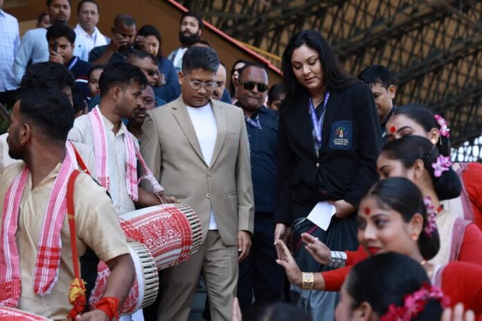 Assam: অসম চৰকাৰৰ কেবিনেট সিদ্ধান্তক আদৰণি অনুসূচিত জাতি সংগঠনৰ অসমৰ সমাজ জীৱনৰ যুগদ্ৰষ্টা মহাপুৰুষ শ্ৰীমন্ত শংকৰদেৱৰ দ্বাৰা স্বীকৃত কৈৱৰ্ত্ত কুল নন্দিনী, মহীয়সী নাৰী , মহাসতী আই ৰাধিকাৰ স্মৃতি দিৱসটি অসম চৰকাৰে যোৱাকালি কেবিনেট সিদ্ধান্তৰ জৰিয়তে সতী ৰাধিকা উৎসৱলৈ ৰূপান্তৰ কৰি চৰকাৰৰ সীমিত ছুটীৰ তালিকাত অন্তৰ্ভুক্ত কৰি মহীয়সী নাৰী গৰাকীলৈ যি সন্মান প্ৰদান কৰিলে এই সিদ্ধান্তক অসমৰ অনুসূচিত জাতিৰ সংগঠন সমূহে আদৰণি জনাই। আজি দিনৰ এক বজাত উজানবজাৰ স্থিত ড০ বি আৰ আম্বেদকাৰ ভৱনত অনুসূচিত জাতিৰ সংগঠন সদৌ অসম অনুসূচিত জাতি ছাত্র সন্থাৰ সভাপতি দীপাংকৰ দাস, অসম অনুসূচিত জাতি যুৱ ছাত্ৰ সন্থাৰ সাধাৰণ সম্পাদক নিত্যানন্দ দাস, অসম অনুসূচিত জাতি যুৱ ছাত্ৰ পৰিষদৰ সাধাৰণ সম্পাদক জনাৰ্দন দাসে যৌথ ভাৱে এক সংবাদমেল আয়োজন কৰি সামগ্ৰিক বিষয়তোক লৈ অসম চৰকাৰৰ মুখ্যমন্ত্ৰী, অসম চৰকাৰৰ সংসদীয় পৰিক্ৰমা বিভাগৰ মন্ত্ৰী পিয়ুষ হাজৰিকাক ধন্যবাদ জ্ঞাপন কৰাৰ লগতে চৰকাৰী ভাৱে প্ৰদান কৰা মহাসতী আই ৰাধিকা বঁটা প্ৰদানৰ ক্ষেত্ৰত বঁটা নিৰ্বাচন সমিতিত অনুসূচিত জাতিৰ সংগঠন সমূহৰ প্ৰতিনিধিক সংপৃক্ত কৰিবলৈ আহ্বান জনায়। সংবাদমেলত নেতৃবৃন্দই ইয়াকো সদৰী কৰে যে দিছপুৰ স্থিত অসম সচিবালয়ৰ ভিতৰৰ লাষ্টগেট দিশত থকা সংবিধান প্ৰণেতা বাবা চাহেব ড০ বি আৰ আম্বেদকাৰ দেৱৰ পূৰ্ণাংগ প্ৰতিমূৰ্তি ভাগ দেৱাল নিৰ্মাণৰ ফলত উহ্য হৈ পৰা কাৰ্যক ক্ষোভ প্ৰকাশ কৰি প্ৰতিমূৰ্তি ভাগ অনতিবিলম্বে জনতা ভৱনৰ সন্মুখ ভাগত স্থানান্তৰ কৰি প্ৰতিষ্ঠা কৰিবলৈ দাবী জনায়।