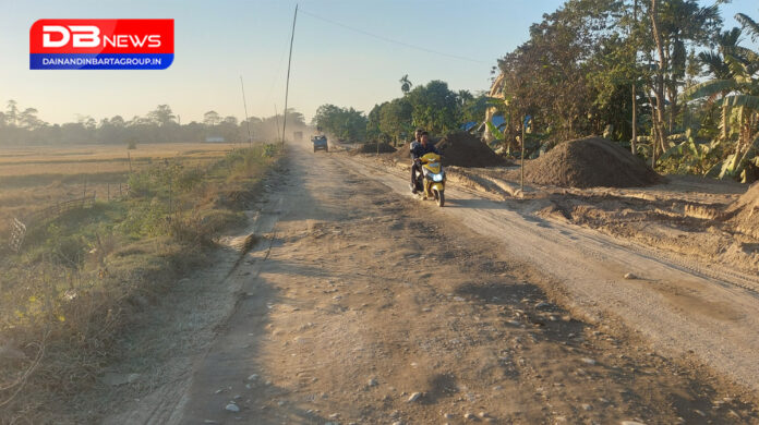 Construction of Assam Mala Road:দুলীয়াজনত অসম মালাৰ পথ নিৰ্মাণৰ কাৰ্য শামুকীয়া গতিত ধুলিৰে ধুসৰিত পথে কাহ জ্বৰত আক্ৰান্ত শিশুসহ বৃদ্ধ